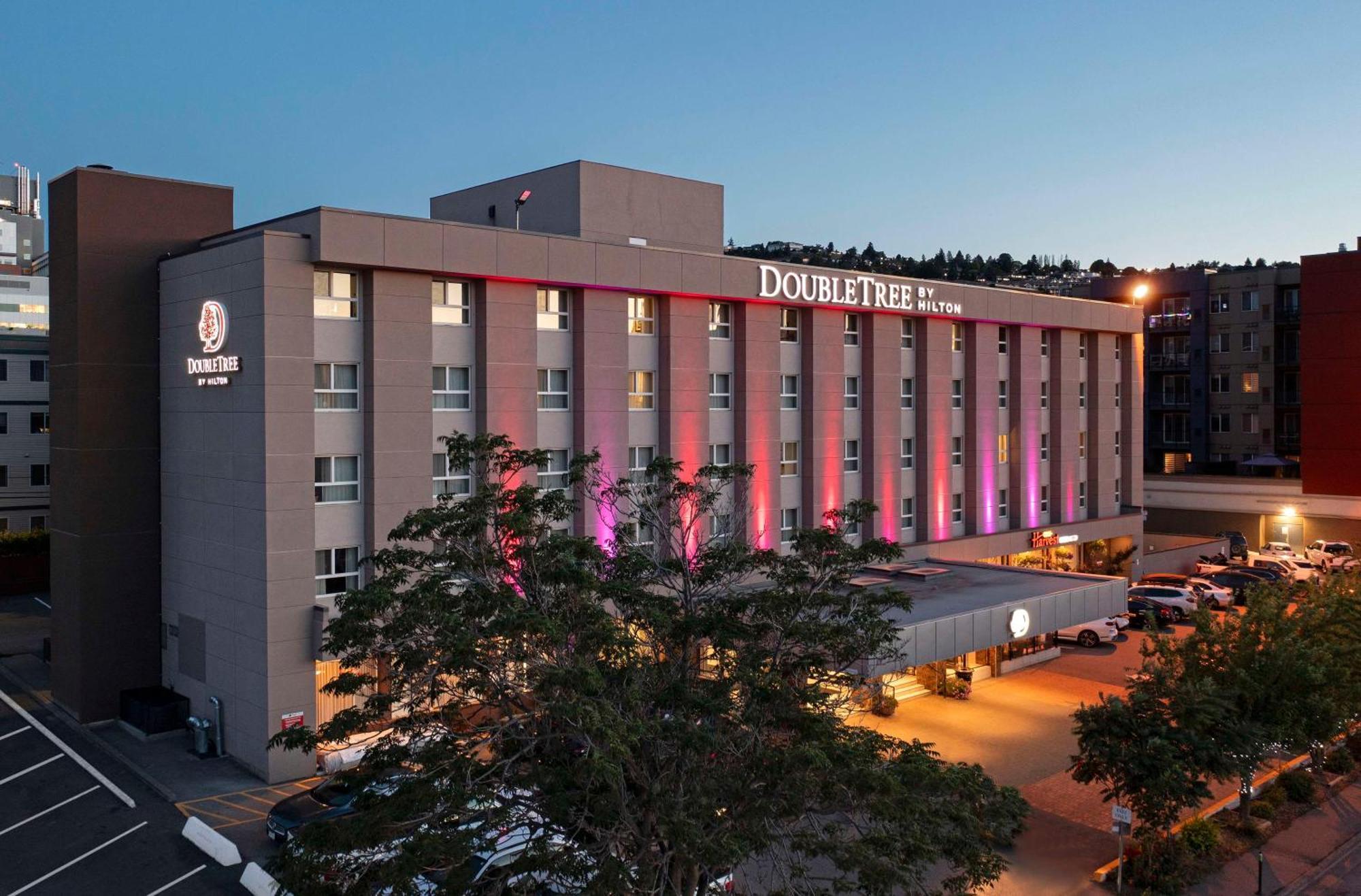 Doubletree By Hilton - Kamloops Hotel Exterior foto